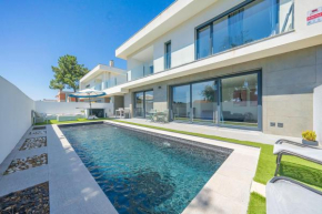 Black Pool House just 10 minutes away from the beach
